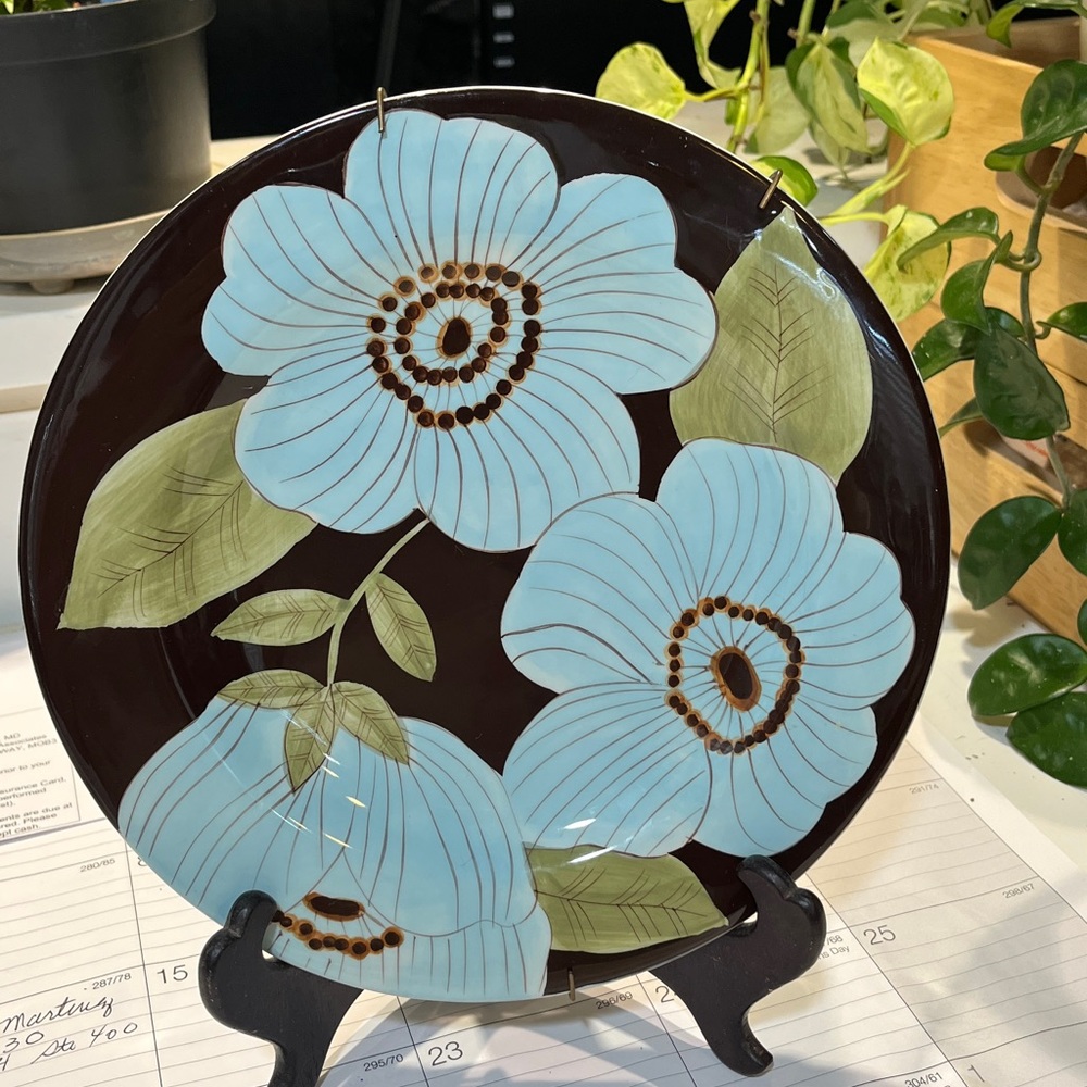 Laurie Gates Madison Floral Decorative Plate with Blue Flowers, attached hanger